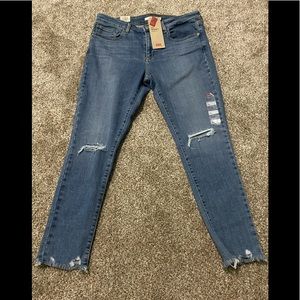 Levi’s Women’s Distressed Skinny Jeans NWT